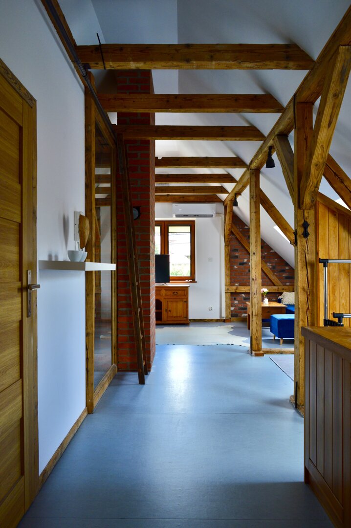 RE JOANNA DURAJ - 10