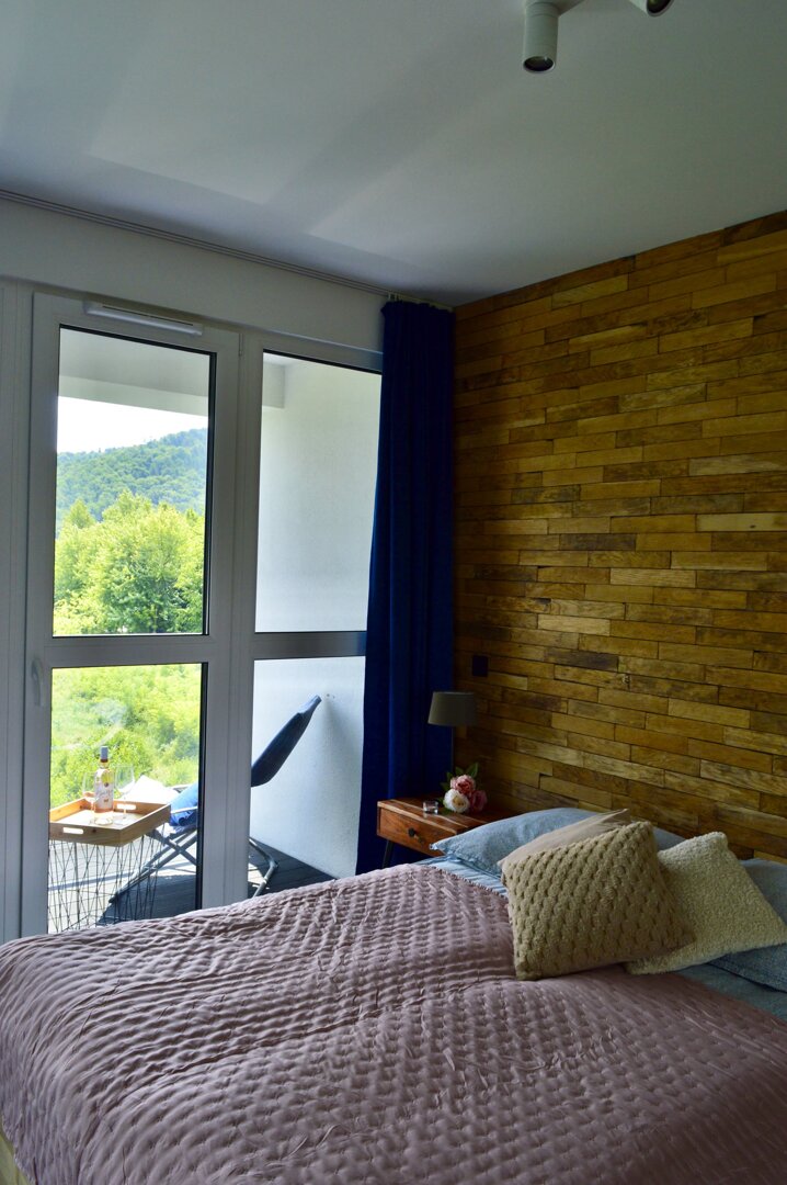 RE JOANNA DURAJ - 12