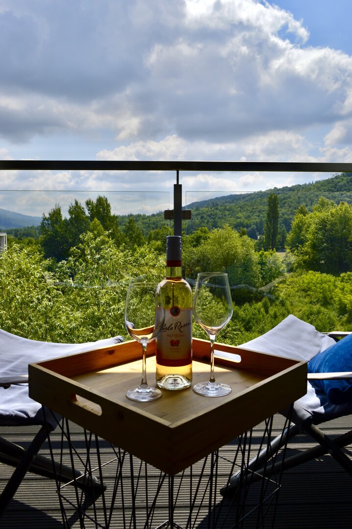 RE JOANNA DURAJ - 17