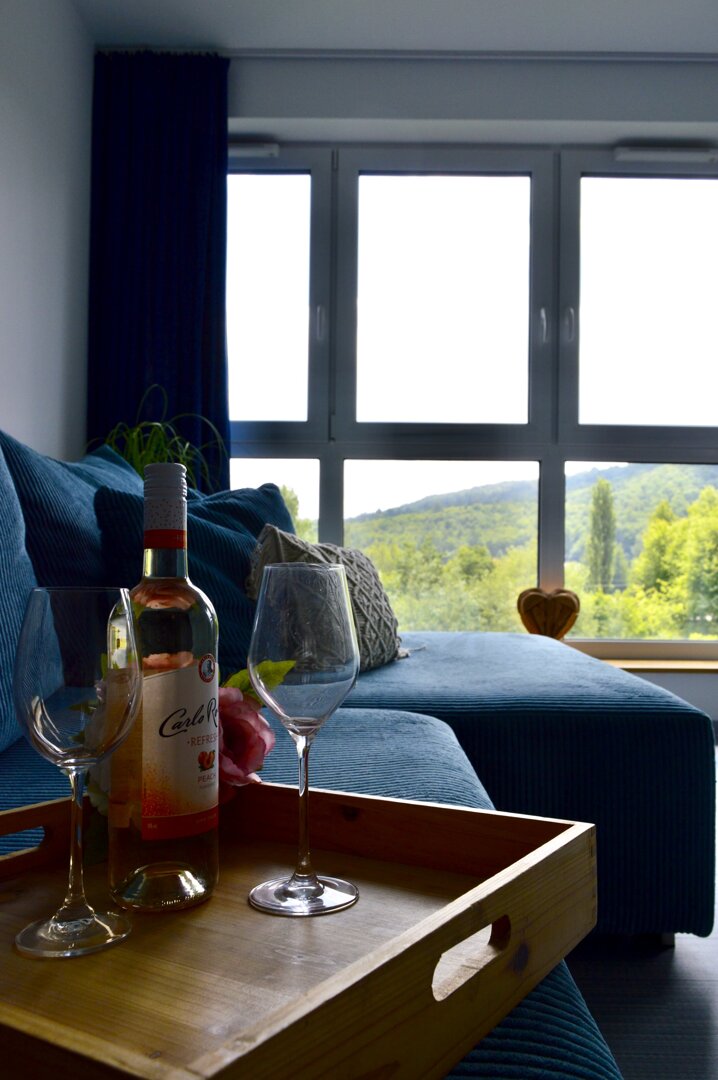 RE JOANNA DURAJ - 22