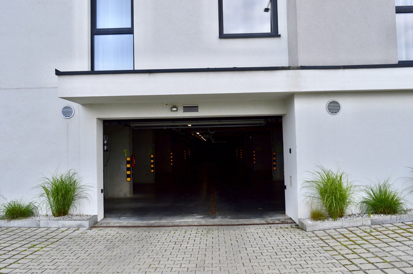 RE JOANNA DURAJ - 27