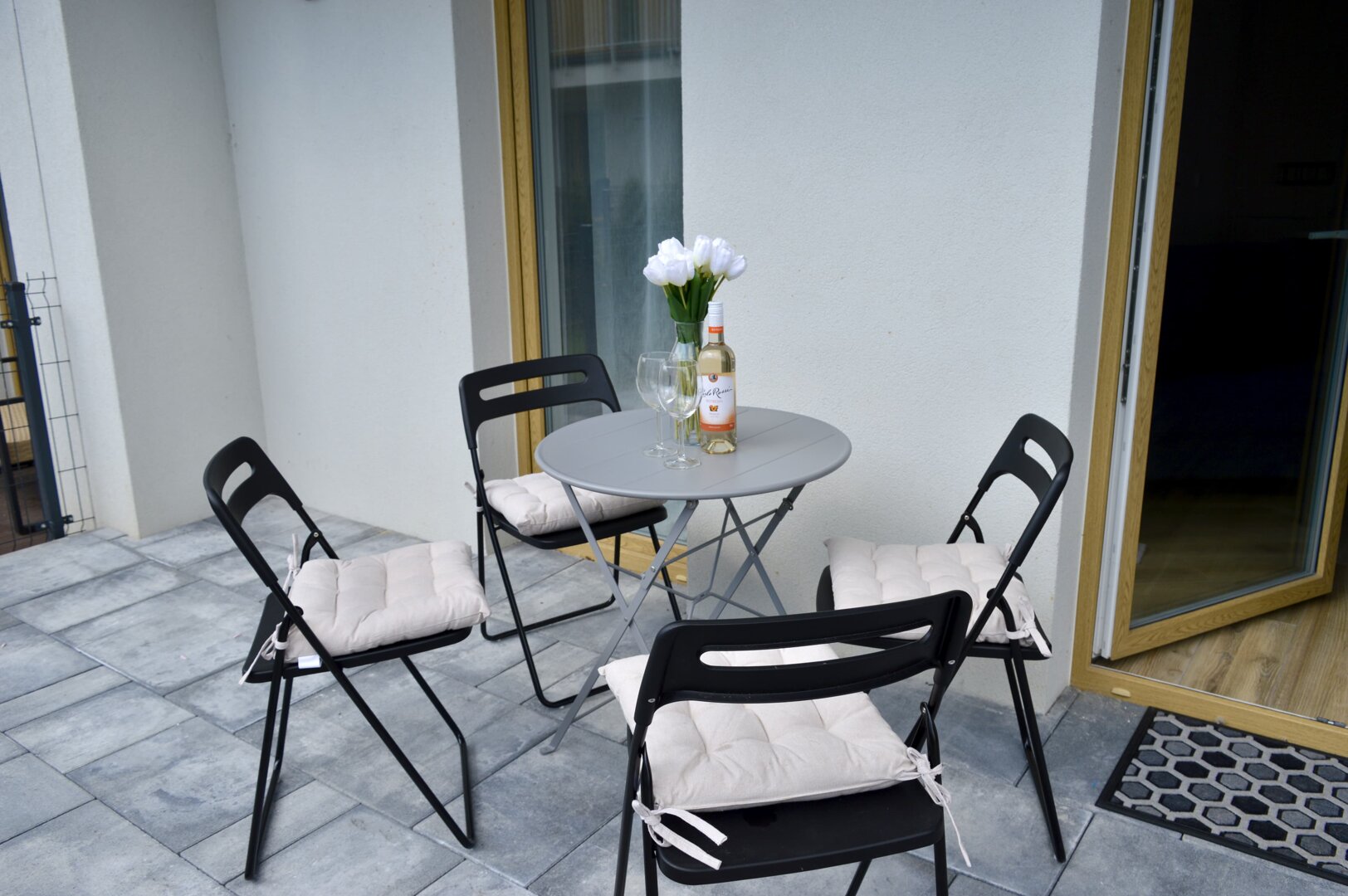 RE JOANNA DURAJ - 15