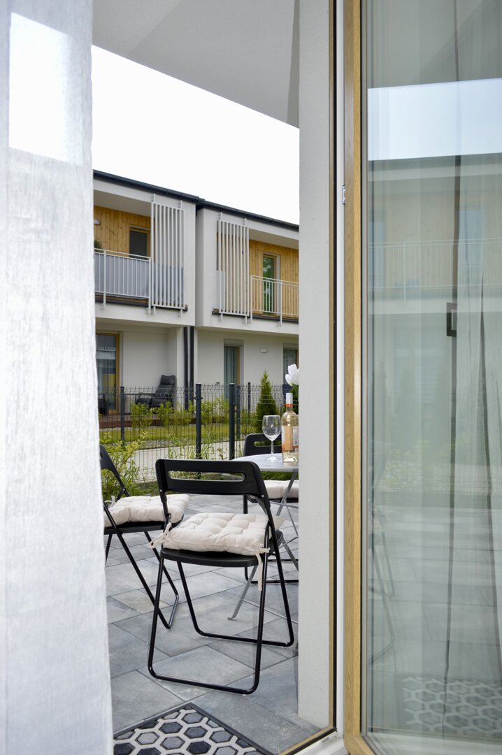 RE JOANNA DURAJ - 17