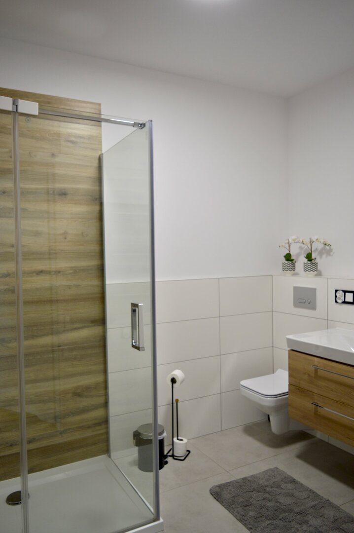 RE JOANNA DURAJ - 18